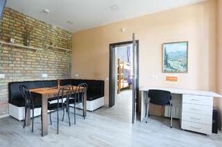 Хостелы Light Life Hostel Киев Спальное место на двухъярусной кровати в общем 8-местном номере для мужчин и женщин-2