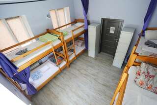 Хостелы Light Life Hostel Киев Спальное место на двухъярусной кровати в общем 8-местном номере для мужчин и женщин-4