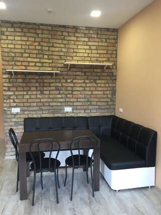 Хостелы Light Life Hostel Киев Спальное место на двухъярусной кровати в общем 8-местном номере для мужчин и женщин-9