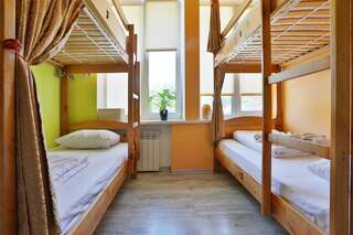 Хостелы Light Life Hostel Киев Спальное место на двухъярусной кровати в общем четырехместном номере для женщин-1